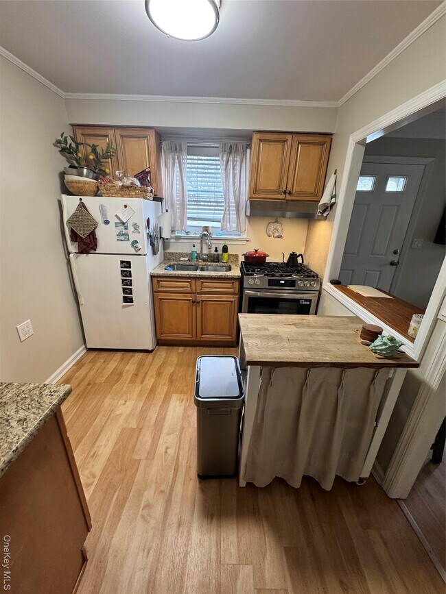 Building Photo - 655 E Walnut St