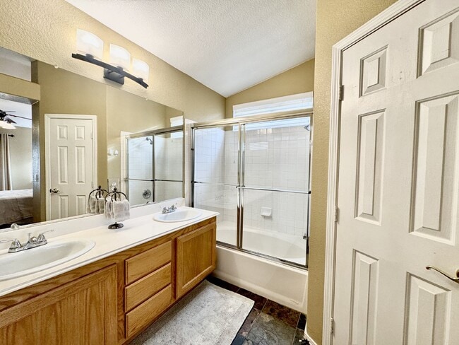 Building Photo - Cottage Style FULLY FURNISHED 3 Bed, 2 Bat...