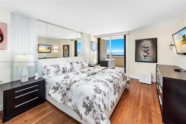 Building Photo - 2555 Collins Ave