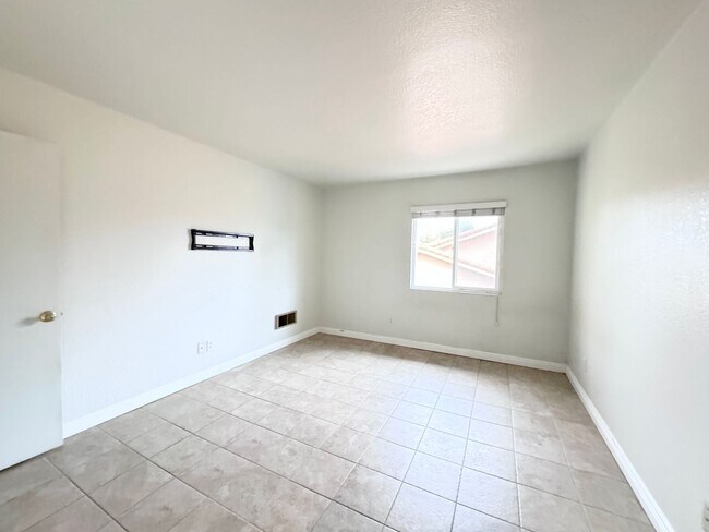 Building Photo - 207 Woodland Pkwy