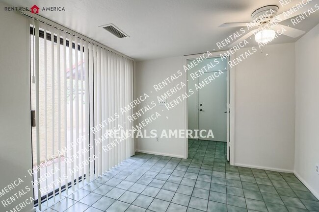 Building Photo - Updated & Lovely 2 Bed 2 Bath w/  2 Car Ga...