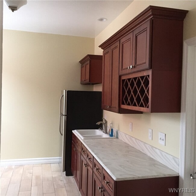 Building Photo - 900 Main St