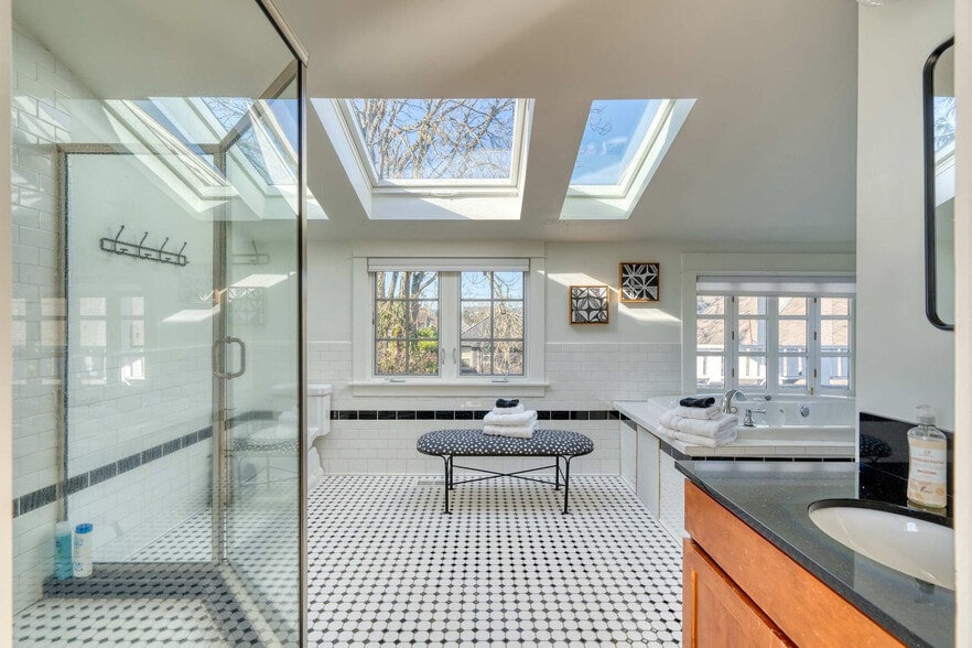 Building Photo - 915 SE 29th Ave