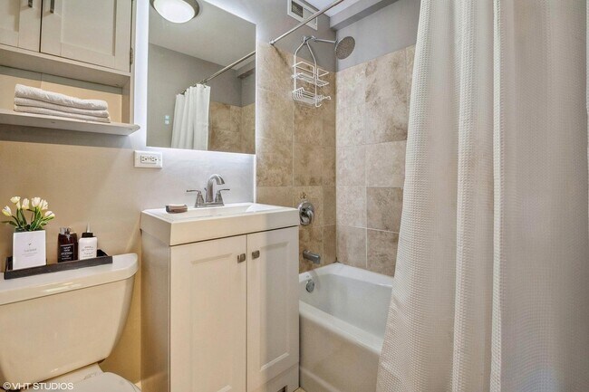 Building Photo - 2545 W Catalpa Ave