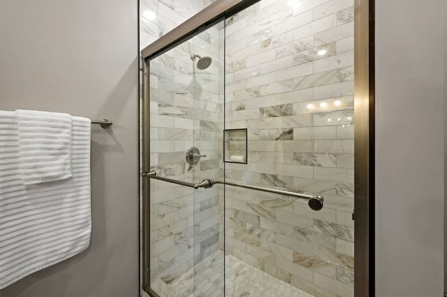 Building Photo - 2609 Stonebrook Dr