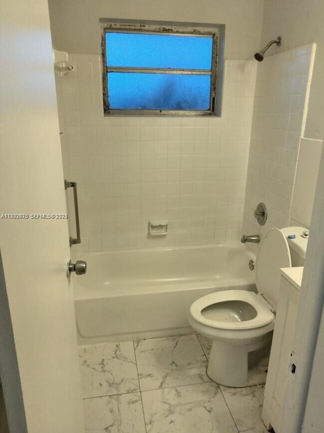 Building Photo - 826 SW 5th Ct