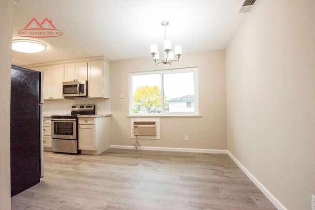 Building Photo - 3820 Moorpark Ave