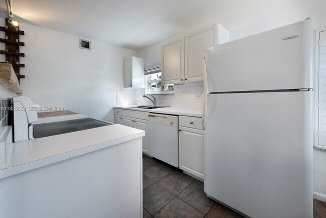 Building Photo - 1405 Miami Rd