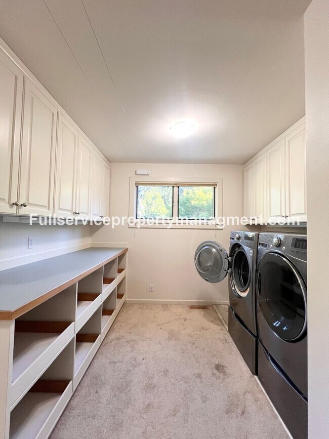 Building Photo - Beautiful Mercer Island Home with Private Hot Tub Pavillion & Spacious Floor Plan