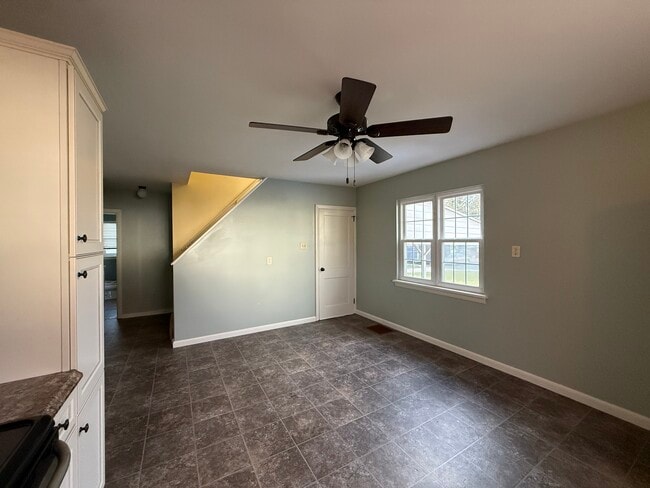 Building Photo - 701 W Oak St