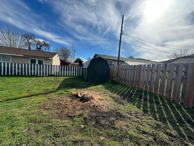 Building Photo - Application Pending - 3 Bedroom House For ...