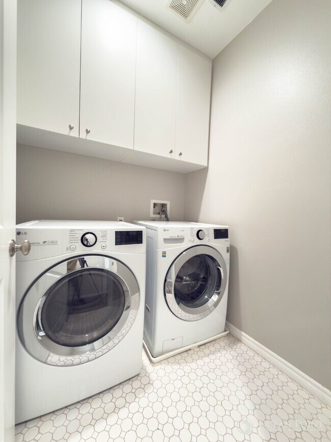 Building Photo - 3 Bedroom Condo for Rent in Ventura!