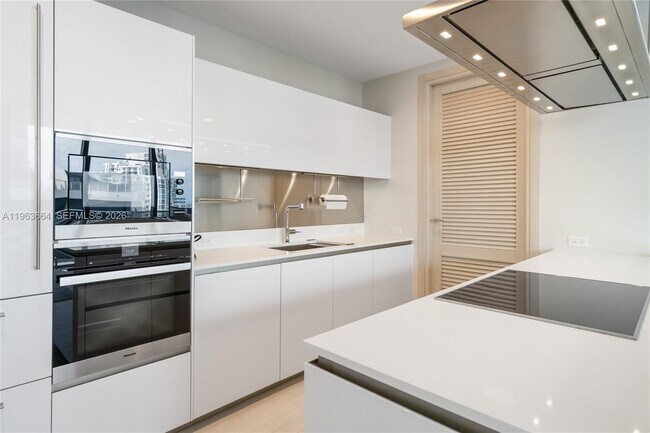 Building Photo - 1000 Brickell Plaza