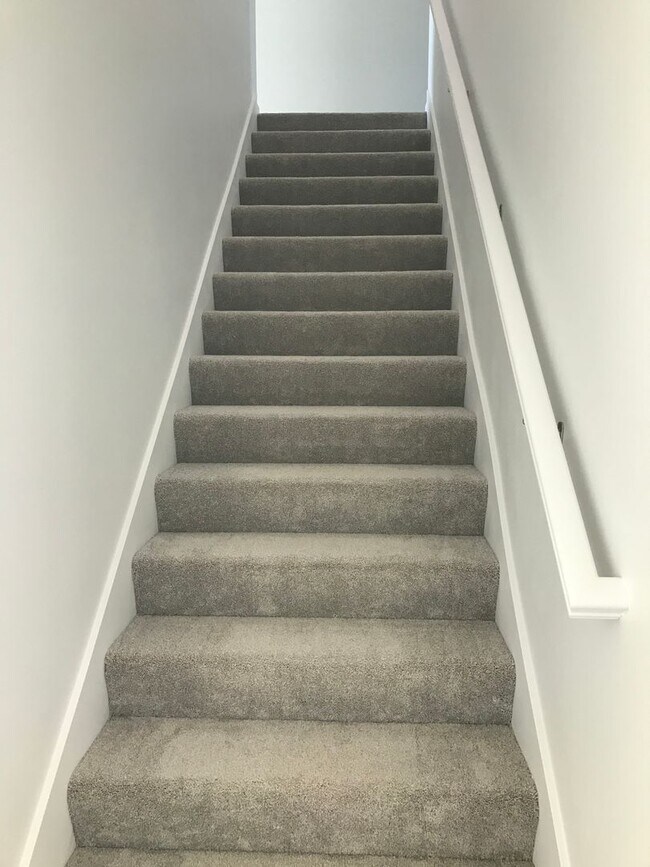 Building Photo - Executive Rental - 4 Bedroom 2.5 Baths