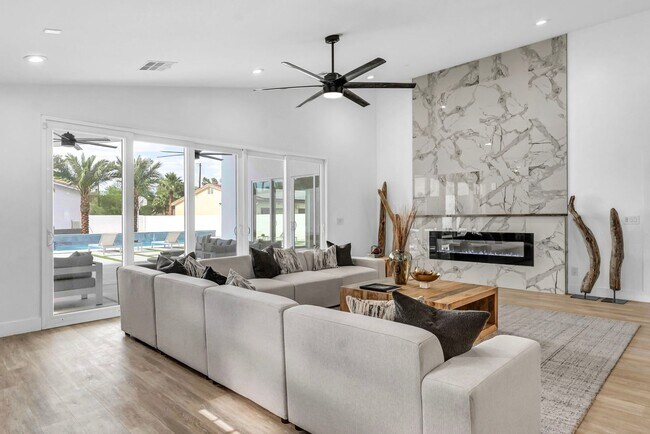 Building Photo - Meticulously renovated single-story contem...