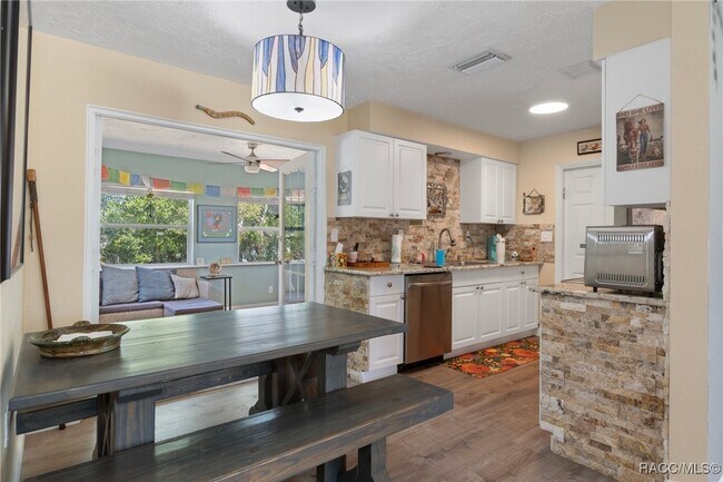 Building Photo - 11 Oak Hollow Dr