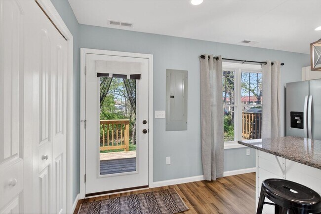 Building Photo - 135 Swallow Dr