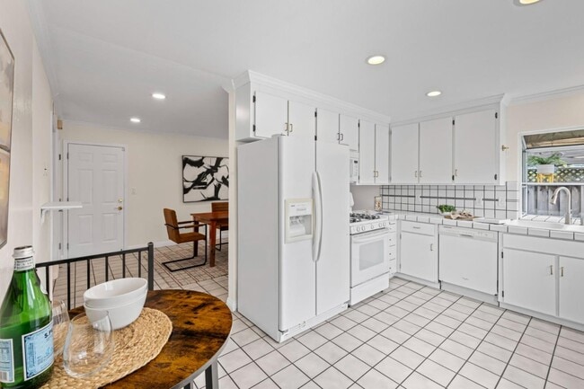 Building Photo - 464 Edelweiss Dr