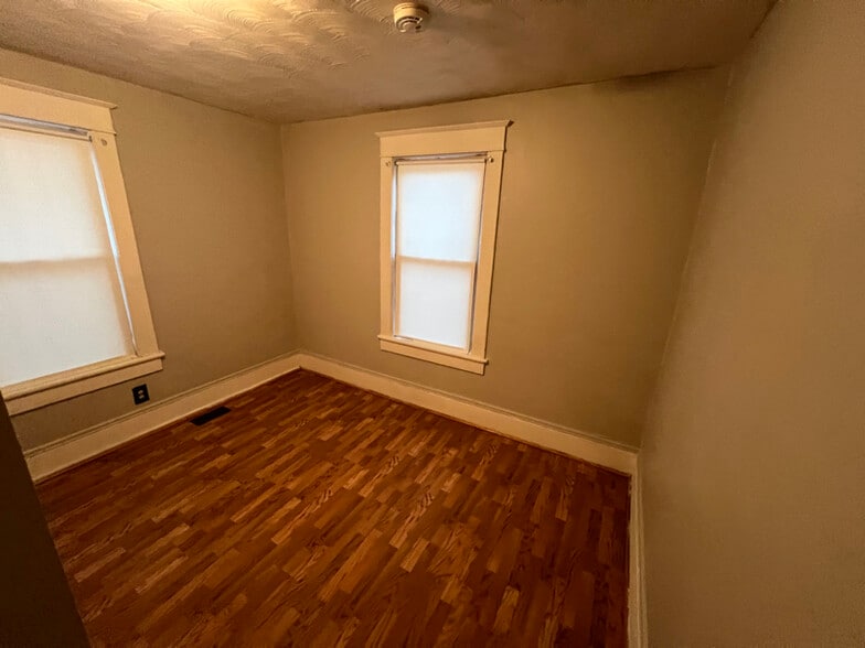 Building Photo - 1136 Moorland Ave