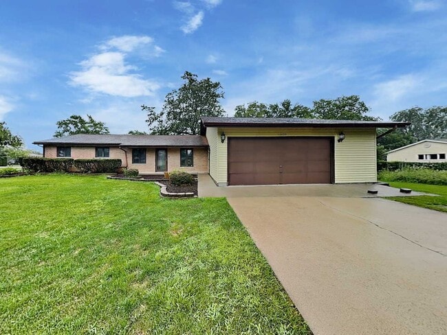 Primary Photo - 16400 Sherwood Dr