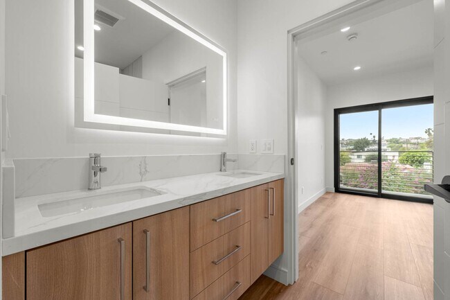 Building Photo - 1920 S Sherbourne Dr