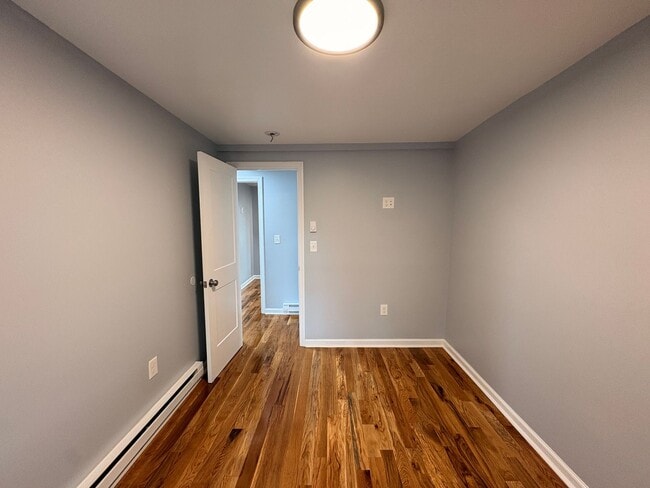 Building Photo - Beautiful, Newly Renovated 4 Bedroom 2 1/2...
