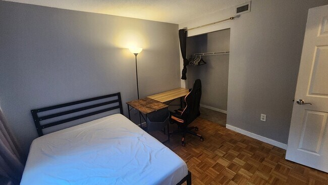 Building Photo - 147 Kelton St