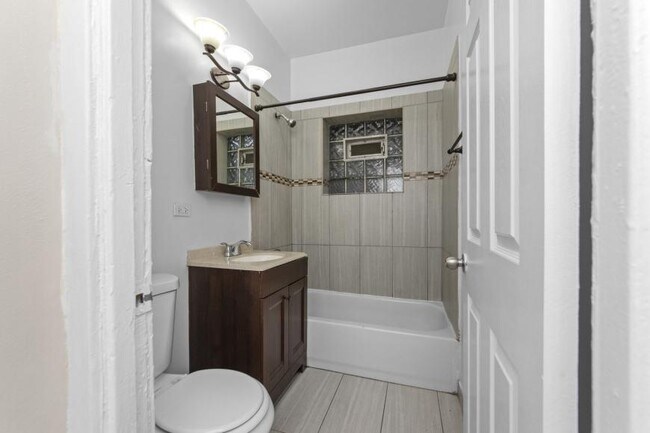 Building Photo - 1 bedroom in Chicago IL 60625
