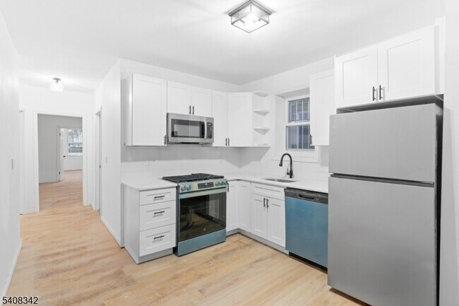 Building Photo - 528 S 13th St