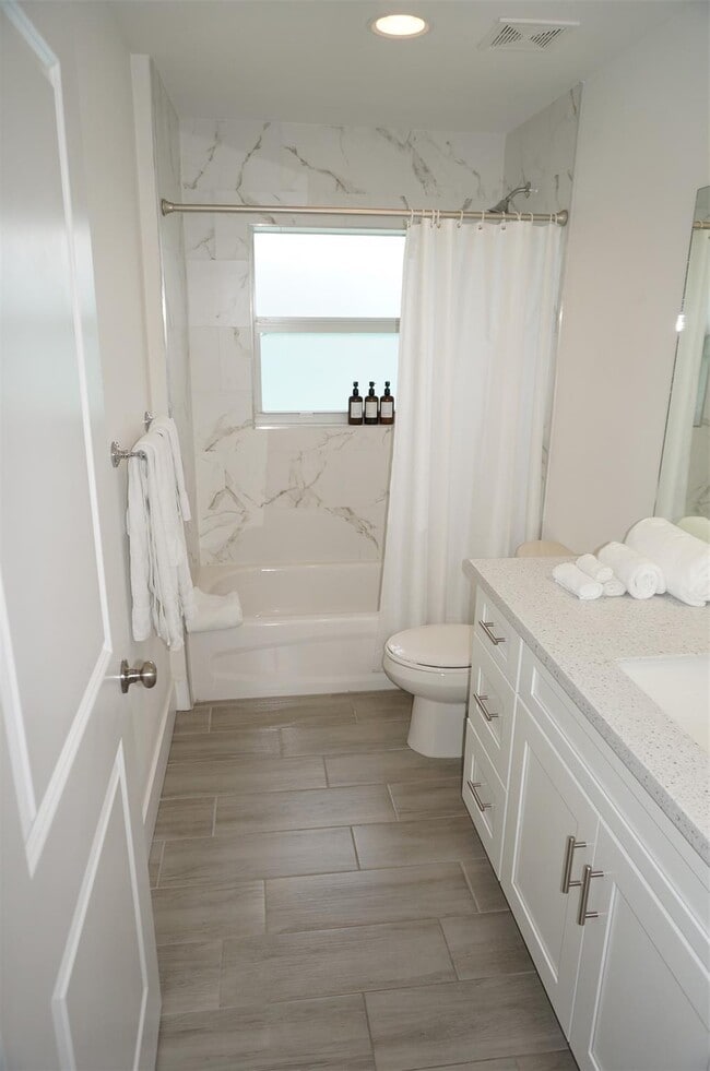 Building Photo - 575 Lilac Ct