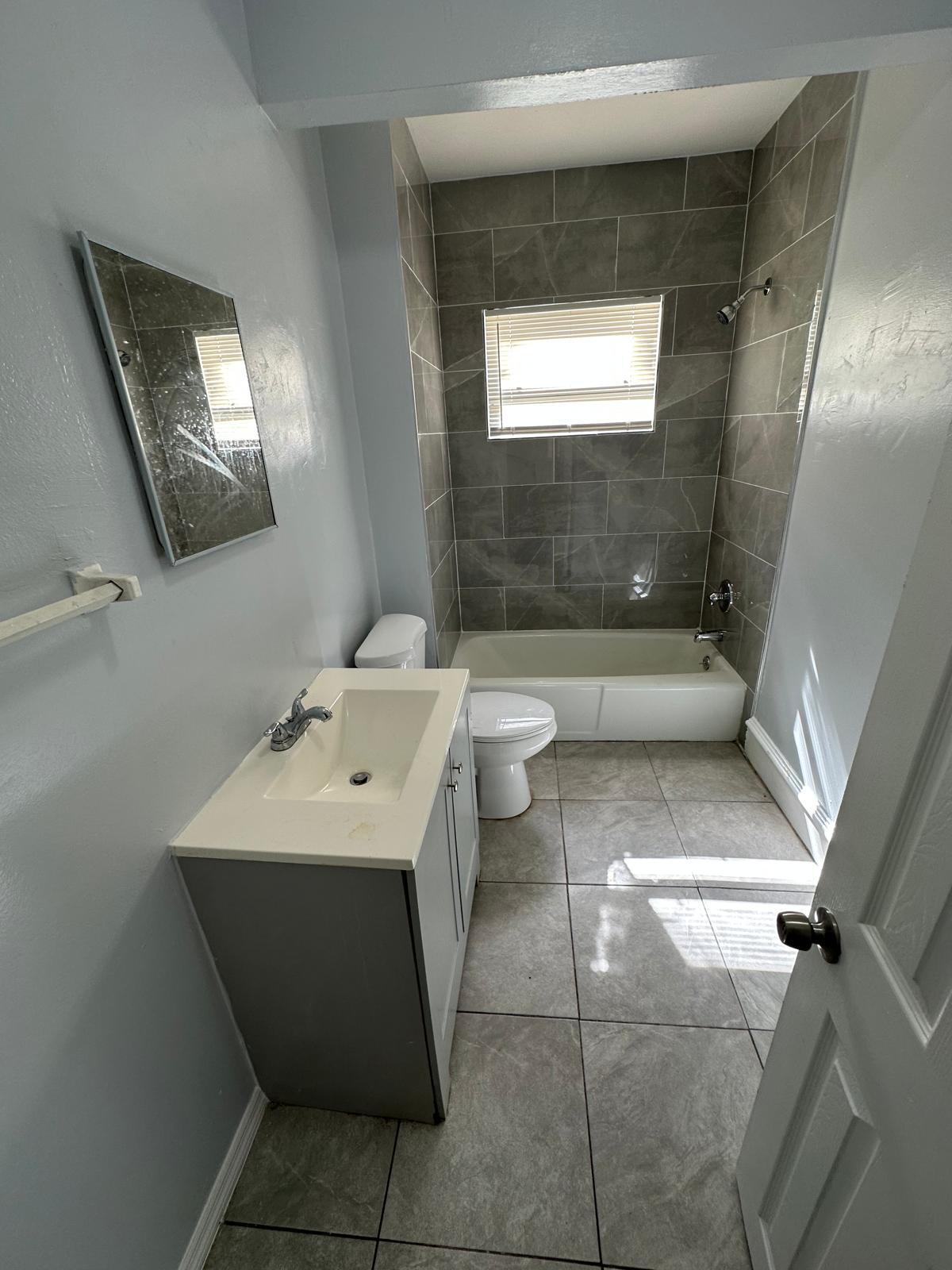 Building Photo - 1555 W 7th St