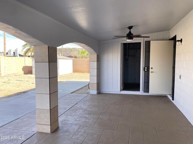 Building Photo - 2022 W Eugie Ave