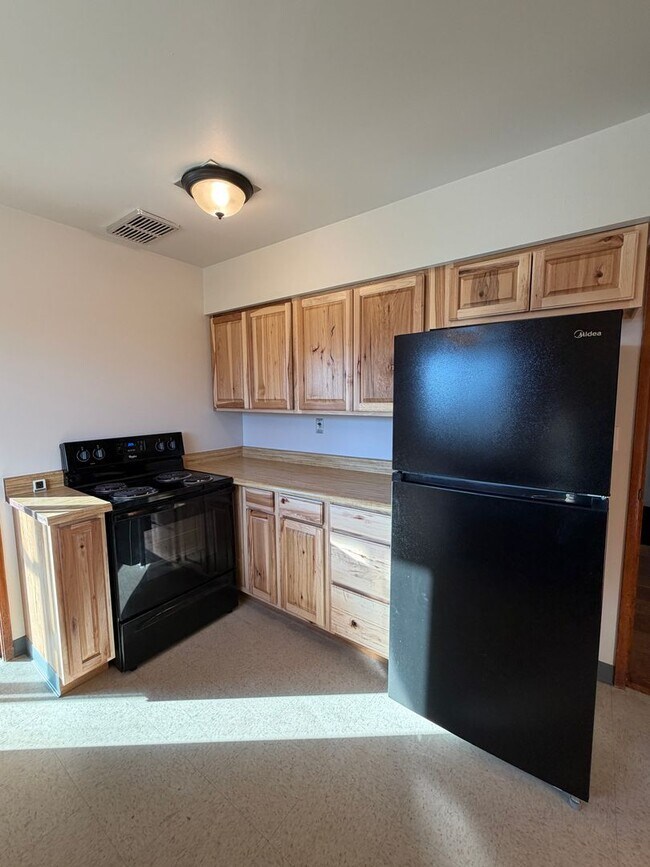 Building Photo - 3 Bedroom Duplex, Fully Updated