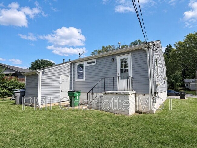 Building Photo - 1733 Academy St