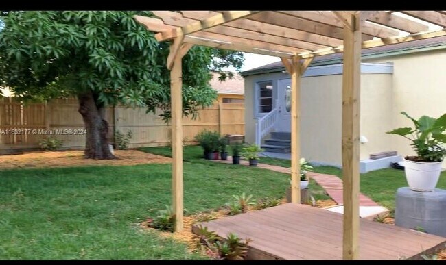 Building Photo - 1141 W 7th St