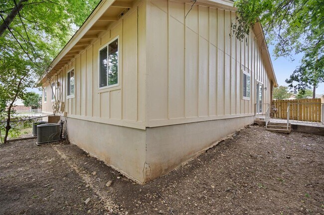 Building Photo - 1800 Nicole Cir