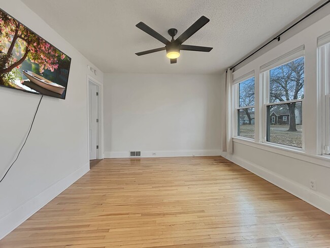 Building Photo - 2729 Vernon Ave S