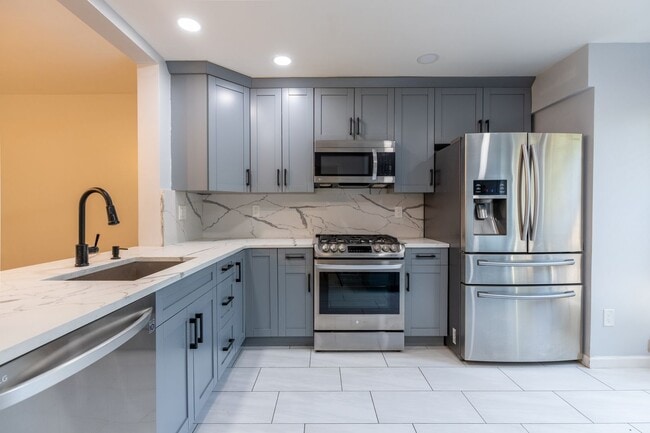 Building Photo - 3 bed 2.5 bath