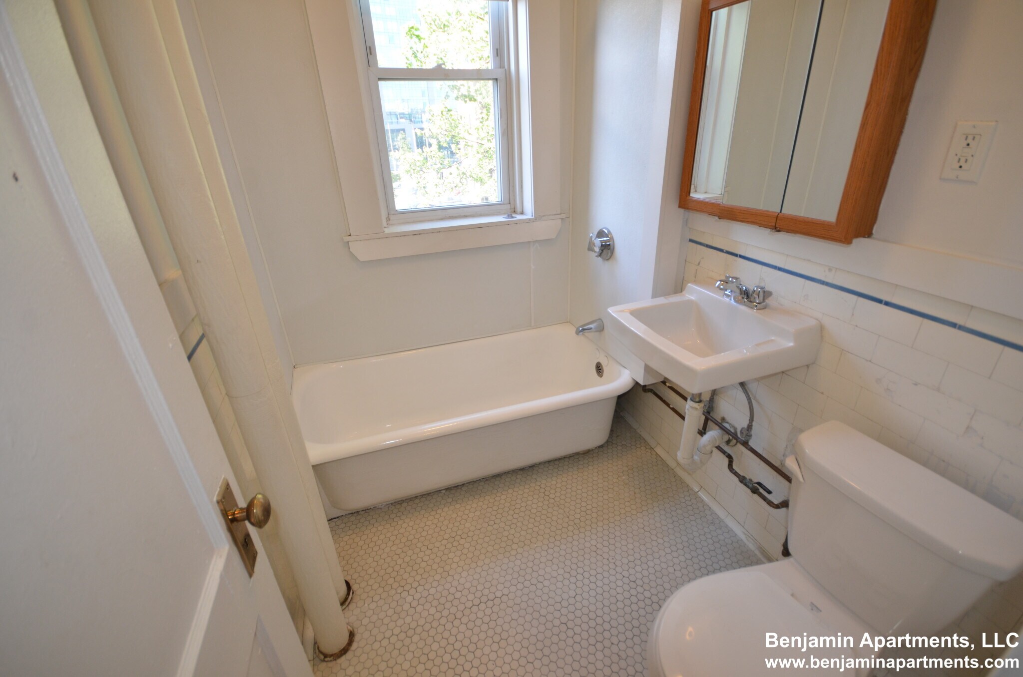 Building Photo - 235 Park Dr