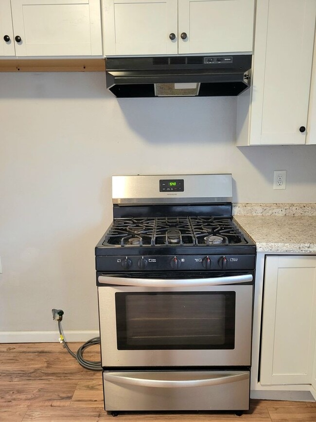 Building Photo - Renovated and Move in Ready...769 Condit, ...