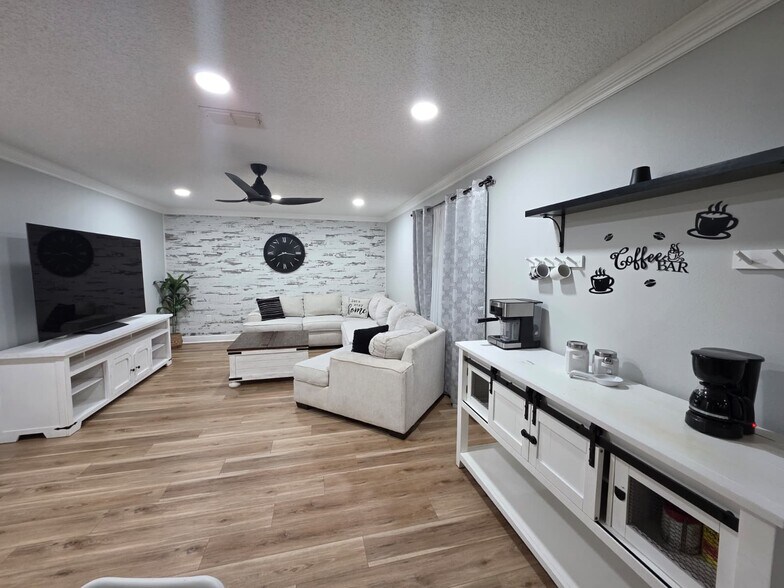 Building Photo - 2430 Canopy Dr