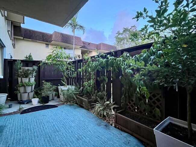 Building Photo - 13720 SW 90th Ave