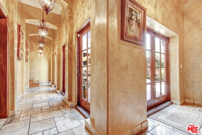 Building Photo - 725 Foothill Rd