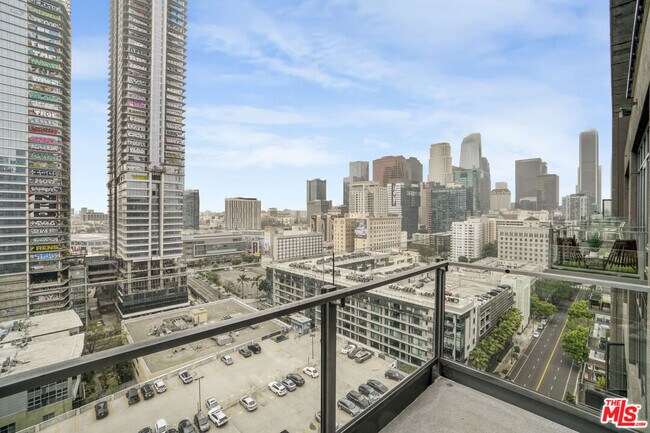 Building Photo - 1100 S Hope St