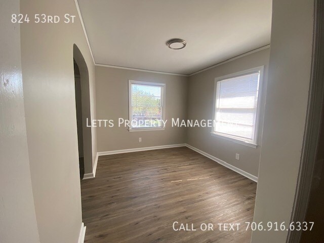 Building Photo - MOVE IN READY HOME in Desirable Neighborhood