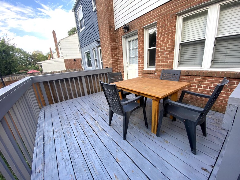 Large deck with outdoor furniture included - 5704 Fenwick Dr
