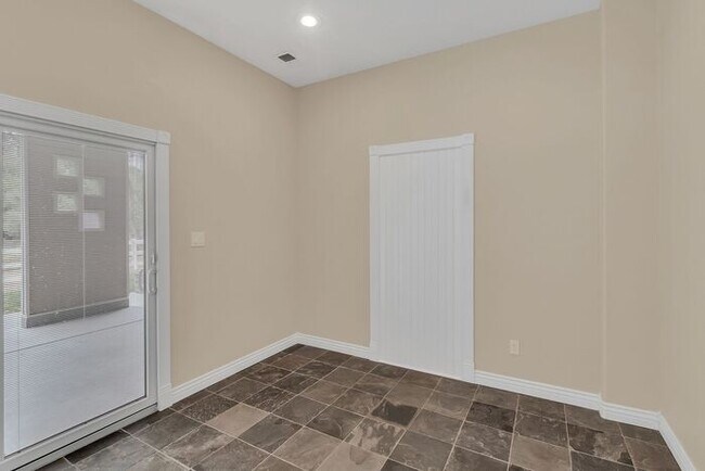 Building Photo - Beautiful and Spacious 4Bd 3.5Bath Home in...