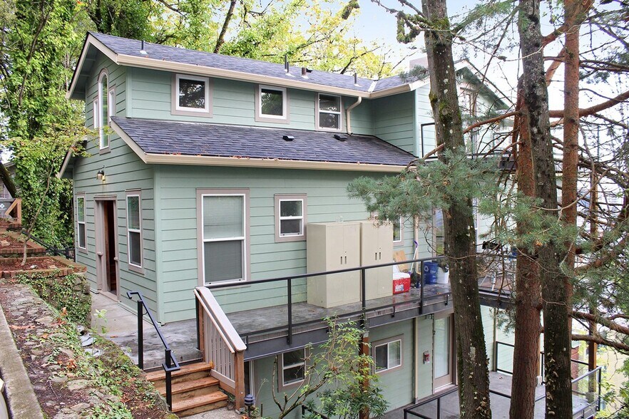 Building Photo - 2400 SW Hoffman Ave