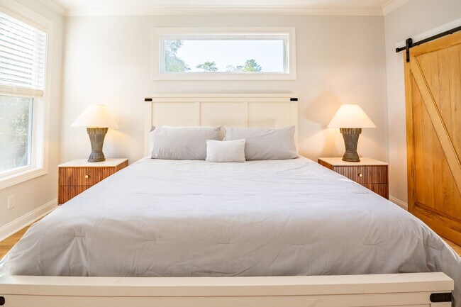 Building Photo - PREMIERE FURNISHED OFF-SEASON SHORT TERM RENTAL!