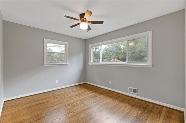 Building Photo - 1435 Thomas Rd